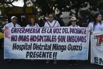 Enfermeras de varios puntos del país llegaron hasta la capital para manifestarse frente al Ministerio de Salud.