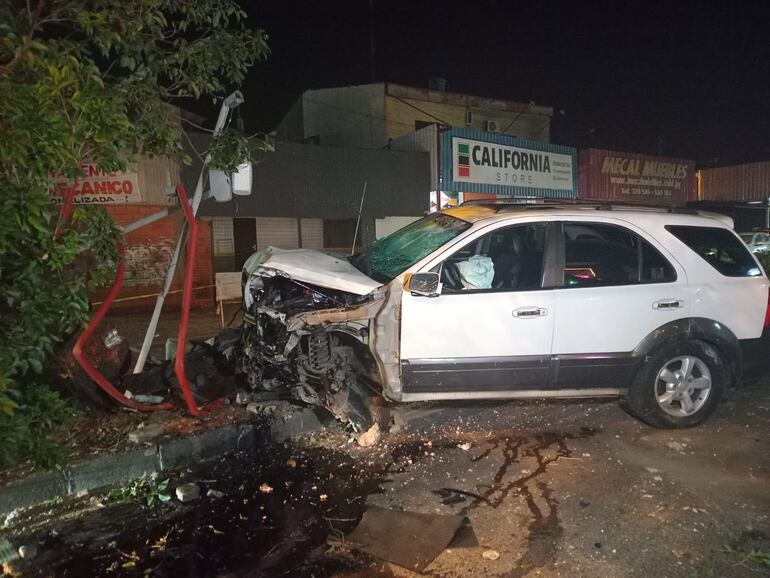 Conductor chocó contra un árbol, volcó su camioneta y escapó herido