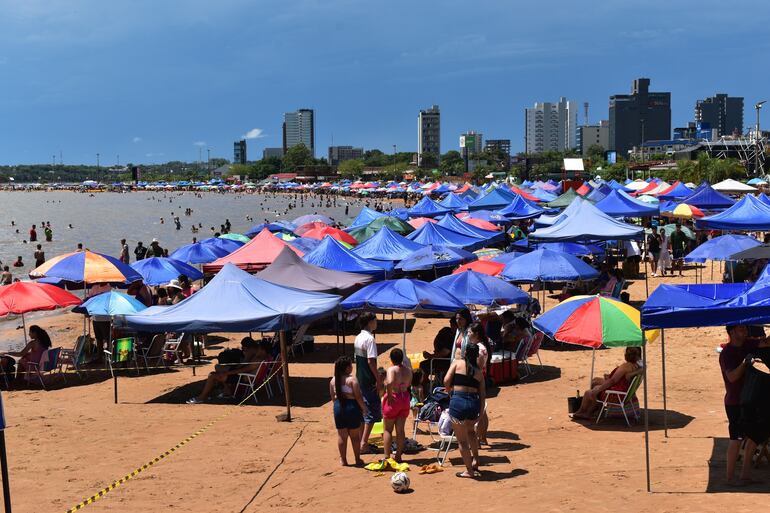 El primer día del año con playa llena en Encarnación.