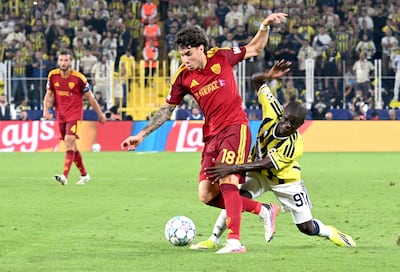 N'Golo Kanté (der.), del Fenerbahçe, en acción contra Matías Soulé, de la Roma, durante el partido de la fase de liga de la Liga de Campeones de la UEFA entre el Fenerbahçe SK y la AS Roma, en Estambul, Turquía.
