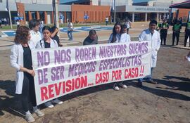 Médicos se manifestaron durante inauguración del Hospital General de Coronel Oviedo. Denuncian falencias de la Comisión Nacional de Residencias Médicas (Conarem), en selección de admitidos para examen para residencias médicas.