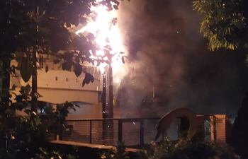 Vecinos del barrio Jara quedaron sin energía eléctrica tras la explosión e incendio de un transformador de la ANDE.
