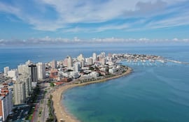 Montevideo y Punta del Este, los destinos elegidos por cientos de paraguayos para vacacionar en Uruguay. (archivo)