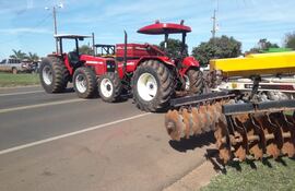 Con tractores e implementos agrícolas cierran la ruta PY03 en Yasy Cañy