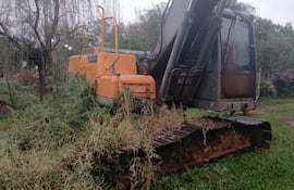 Pobladores de J. A. Saldívar piden al MOPC arreglar una dragadora que se encuentra parada desde hace más de un año.