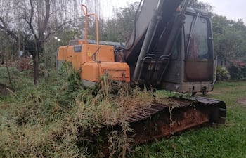 Pobladores de J. A. Saldívar piden al MOPC arreglar una dragadora que se encuentra parada desde hace más de un año.