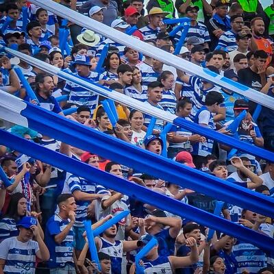 Fanáticos del Sportivo 2 de Mayo alentando al equipo en el estadio Río Parapití de Pedro Juan Caballero.