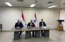 Luis Bello (c), intendente de Asunción, junto a su jefe de Gabinete, Máximo Medina (i), y el director de Hacienda, Victor Rivas (d).