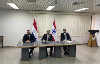 Luis Bello (c), intendente de Asunción, junto a su jefe de Gabinete, Máximo Medina (i), y el director de Hacienda, Victor Rivas (d).