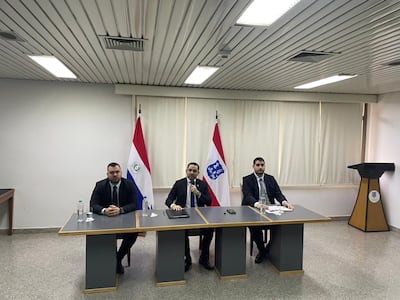 Luis Bello (c), intendente de Asunción, junto a su jefe de Gabinete, Máximo Medina (i), y el director de Hacienda, Victor Rivas (d).