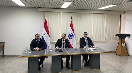 Luis Bello (c), intendente de Asunción, junto a su jefe de Gabinete, Máximo Medina (i), y el director de Hacienda, Victor Rivas (d).