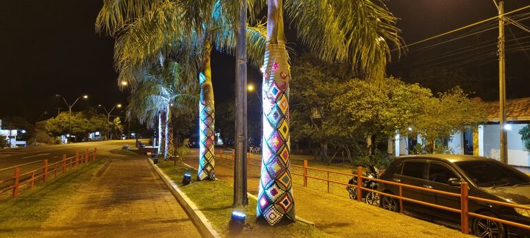 También decoraron las palmeras con grannys de crochet.