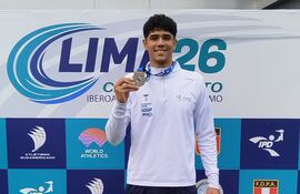 Brahian Fretes exhibe orgulloso la presea de plata que ganó en el Iberoamericano U20 de Atletismo, en Lima.