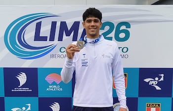 Brahian Fretes exhibe orgulloso la presea de plata que ganó en el Iberoamericano U20 de Atletismo, en Lima.