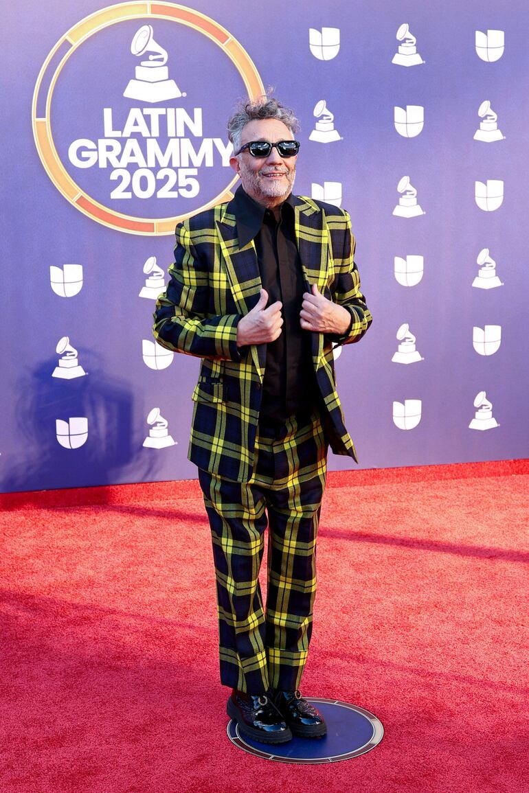 Fito Páez y su llamativo traje a cuadros en la alfombra roja de los Latin Grammy 2025. (Arturo Holmes/Getty Images/AFP)