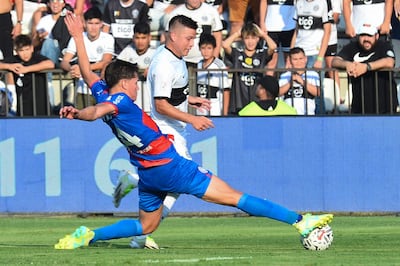 Hugo Quintana, de Olimpia (d), disputa el balón con Lucas Quintana (i), de Cerro Porteño, durante un partido por el Torneo Clausura del fútbol paraguayo, en el estadio Manuel Ferreira de Asunción (Paraguay).