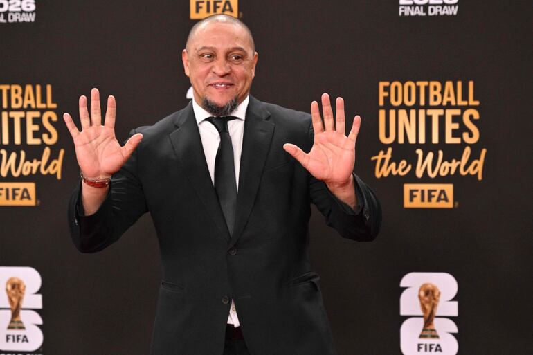 El ex jugador brasileño Roberto Carlos en la alfombra roja del Kennedy Center en la previa del sorteo del MUndial 2026. 