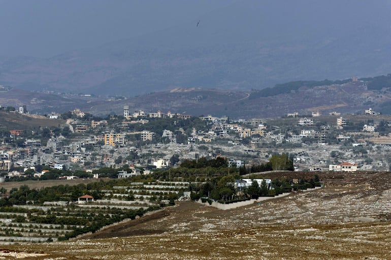 Esta fotografía, tomada desde la localidad libanesa de Qaaqaait al-Jisr, muestra una vista general de la destrucción en el pueblo vecino de Kfar Tibnit el 6 de agosto de 2026. Los medios estatales libaneses informaron de ataques aéreos y disparos de artillería israelíes durante la noche y la mañana del 6 de agosto, después de que Israel anunciara sus primeras bajas militares en más de un mes tras el recrudecimiento de las hostilidades.