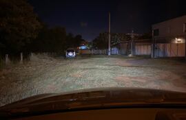 A escasos metros del Aeropuerto Internacional Silvio Pettirossi, en el barrio Zarate Isla, una cuadra entera permanece sin alumbrado público.