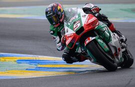 El piloto Johann Zarco, de 34 años, fue el vencedor en Francia junto al equipo LCR Honda Team.
