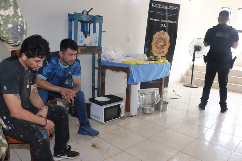 Evidencias incautadas en el laboratorio de procesamiento artesanal de cocaína en la ciudad de Ñemby.