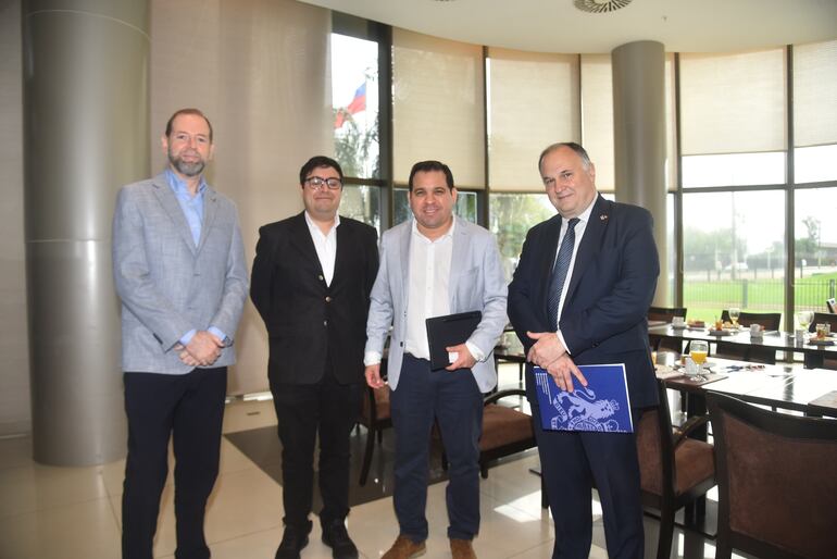 Santiago Bartrina, representante de REDIEX; Ing. Blás Díaz, representante de la ANDE; Ing. Óscar Torres, representante de la ANDE, y Alfredo Fierro, representante de la embajada del Reino Unido en Argentina. 