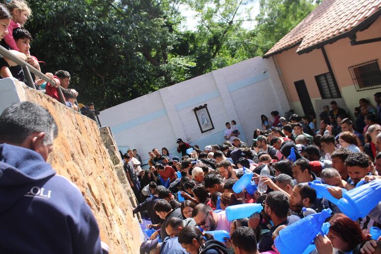 Cada fin de semana, los peregrinos se acercan a retirar agua de Tupãsy Ykua.