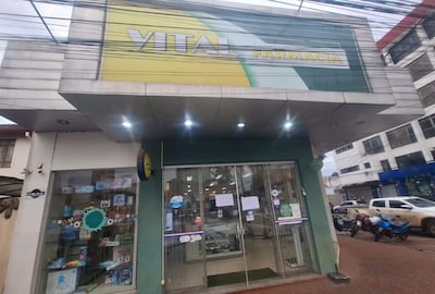 Fachada de una de las farmacias cuyo cierre fue dispuesto por la Dinavisa en Pedro Juan Caballero.