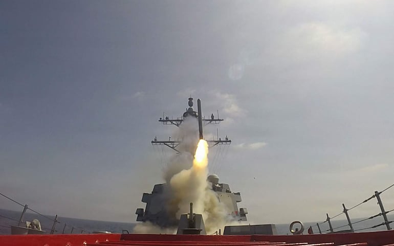 Imagen publicada por el Centro de Comando Central de Estados Unidos. Un misil es disparado desde el destructor USS Frank E. Petersen Jr. (DDG 121) en la operación "Furia Épica".