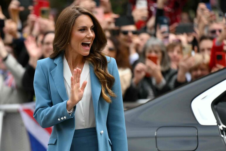 ¡Feliz! Así llego Kate Middleton a Reggio Emilia, Italia. (Marco BERTORELLO / POOL / AFP)