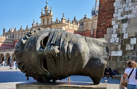 Cabeza de bronce gigantesca en la plaza principal del mercado en Cracovia, Polonia.