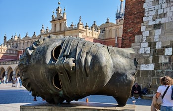 Cabeza de bronce gigantesca en la plaza principal del mercado en Cracovia, Polonia.