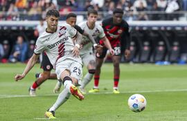 Frankfurt (Germany), 05/05/2024.- Leverkusen's Exequiel Palacios converts a penalty to score the 1-3 goal during the German Bundesliga soccer match between Eintracht Frankfurt and Bayer Leverkusen in Dortmund, Germany, 05 May 2024. (Alemania) EFE/EPA/CHRISTOPHER NEUNDORF CONDITIONS - ATTENTION: The DFL regulations prohibit any use of photographs as image sequences and/or quasi-video.