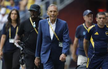 El entrenador de Boca Juniors, Miguel Ángel Russo (centro), reacciona este martes durante un partido del Mundial de Clubes entre Auckland City y Boca Juniors en el estadio Geodis Park en Nashville (EE.UU.).