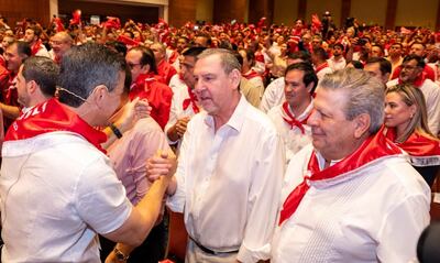 El presidente Santiago Peña saludó al senador Javier Zacarías Irún, en la plenaria de Honor Colorado el fin de semana pasado.