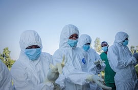 Trabajadores de salud en la localidad congoleña de Bunia.The latest toll for the disease, which has hit the DRC's conflict-plagued eastern and northeastern regions, puts it close behind the country's deadliest Ebola outbreak in 2018 to 2020 when nearly 2,300 people died. (Photo by Benediction MURHABAZI / AFP)