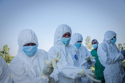 Trabajadores de salud en la localidad congoleña de Bunia.The latest toll for the disease, which has hit the DRC's conflict-plagued eastern and northeastern regions, puts it close behind the country's deadliest Ebola outbreak in 2018 to 2020 when nearly 2,300 people died. (Photo by Benediction MURHABAZI / AFP)