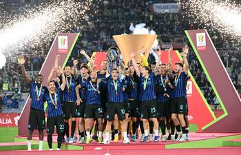 El delantero argentino del Inter de Milán, Lautaro Martínez, levanta el trofeo de la Copa Italia y celebra con sus compañeros después de que el Inter ganara la final de fútbol entre la Lazio de Roma y el Inter de Milán en el Estadio Olímpico de Roma.