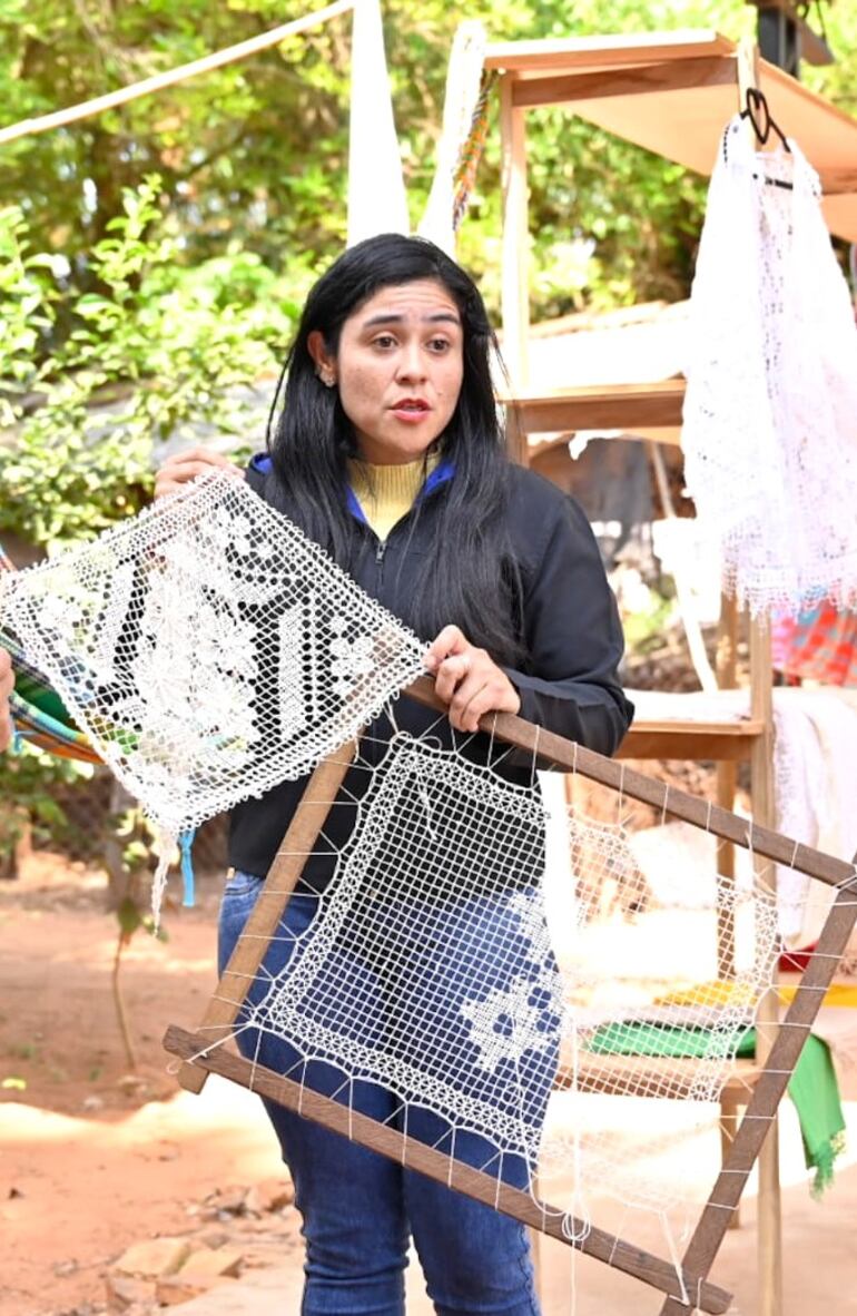 Mercedes Medina, de la compañía Loma Hovy, es la artesana que confecciona encahe jú.