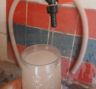 Así llega el agua a la compañía Cabañas de Caacupé: turbia y no apta para beber.