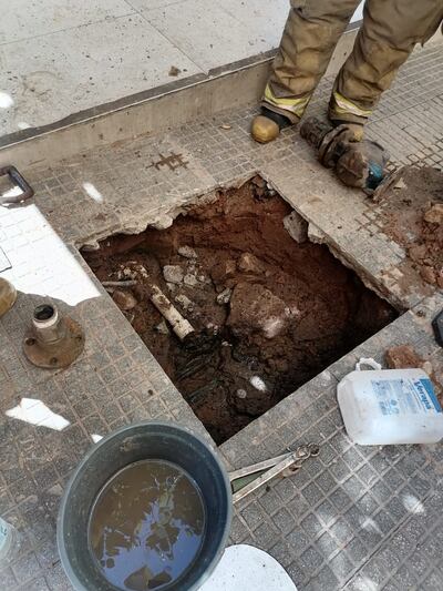 Sitio donde estaba trabajando el funcionario de la Essap e hizo conexión con los cables eléctricos subterráneos.