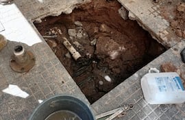 Sitio donde estaba trabajando el funcionario de la Essap e hizo conexión con los cables eléctricos subterráneos.