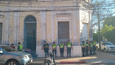 Policías custodian la Escuela Rodríguez de Francia, ante una protesta de padres.
