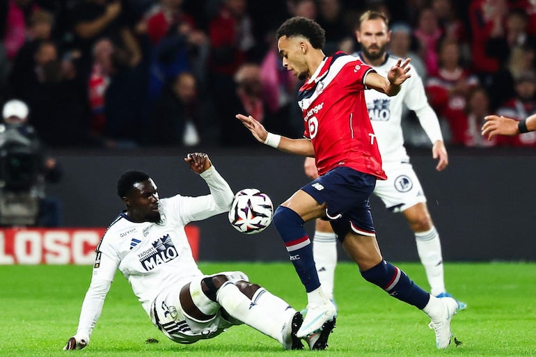 El delantero bisauguineano del Brest Mama Baldé (i) lucha por el balón con el delantero francés del Lille Ethan Mbappé durante el partido de fútbol de la L1 francesa entre el Lille LOSC y el Stade Brestois 29 (Brest) en el Stade Pierre-Mauroy en Villeneuve-d'Ascq.