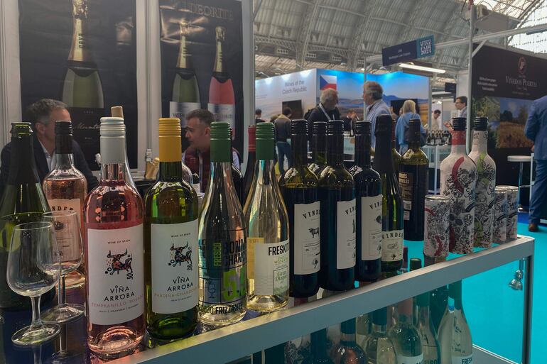 Bodegas y exportadores españoles presentaron sus propuestas en la Feria de Vino de Londres, celebrada esta semana en la capital británica y en la que la sostenibilidad y las variedades de uva locales fueron las protagonistas.