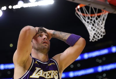 Luca Doncic (27 años) lamenta la derrota de los Lakers contra los Portland.