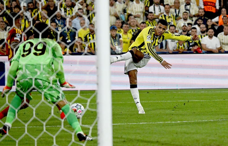 Mason Greenwood (der.), del Fenerbahçe, en acción durante el partido de la fase de liga de la Liga de Campeones de la UEFA entre el Fenerbahçe SK y la AS Roma, en Estambul.