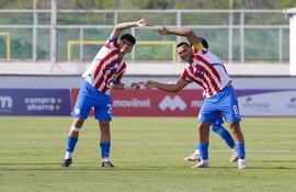 El delantero de Liberta, Pedro Villalba ensaya la famosa "fusión" con el capitán, Alan Ledesma, perteneciente a los registros de Olimpia. (Foto: @Albirroja)