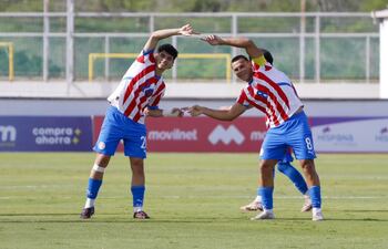 El delantero de Liberta, Pedro Villalba ensaya la famosa "fusión" con el capitán, Alan Ledesma, perteneciente a los registros de Olimpia. (Foto: @Albirroja)