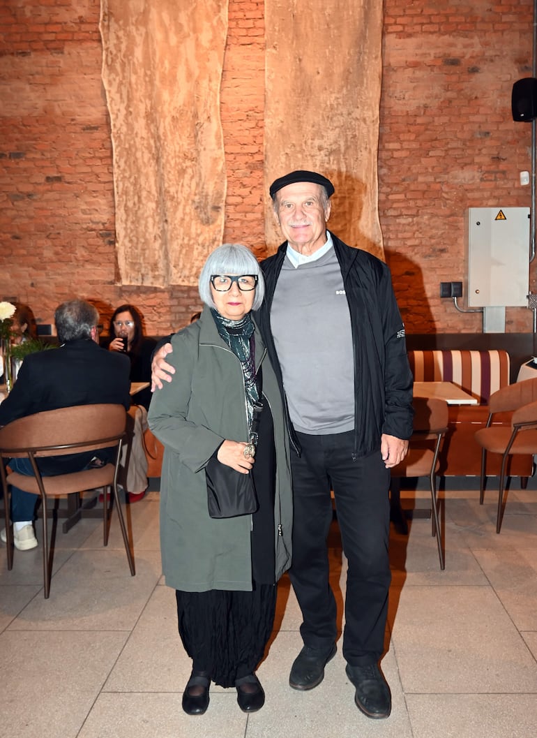 Con la presencia de referentes del sector creativo y gestores culturales, se llevó a cabo el Open House y la presentación oficial de MIRÁ ASU 2026 en la Casa Ardissone. El encuentro permitió adelantar los detalles de la primera edición en Paraguay de esta plataforma de arte y diseño, originada en Bolivia. Del diez al veintidós de noviembre, el evento reunirá exposiciones, arquitectura, moda y experiencias inmersivas con el propósito de impulsar el talento nacional y activar edificaciones patrimoniales del Centro Histórico de Asunción. En la foto Adriana Almada y Roque Ardossone.